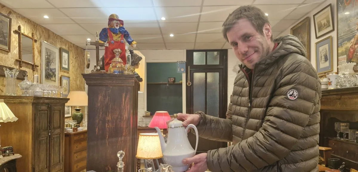 Enguerrand Desseaux présentant une cafetière ancienne dans la boutique Les Trois Brocantes à Rouen