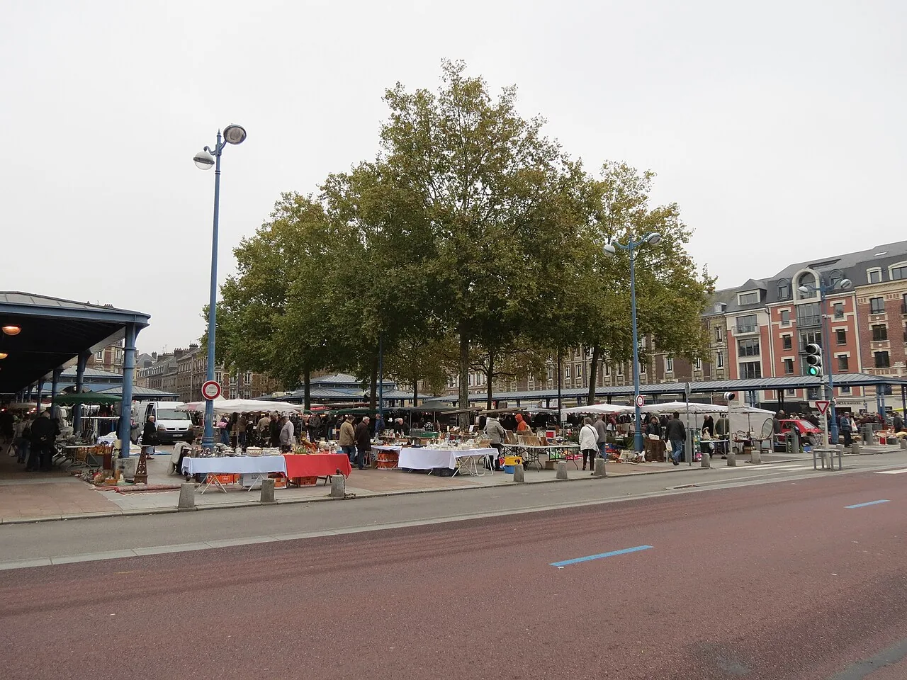 Marché de la place Saint-Marc à Rouen avec ses étals et ses visiteurs